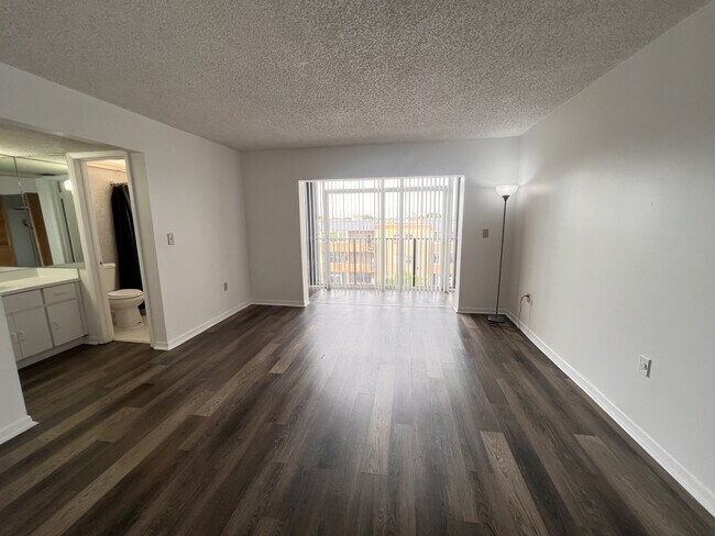 Foto del edificio - 1855 W 60th St