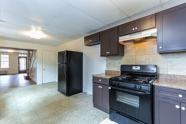 Foto del edificio - Charming and Spacious House Available Now