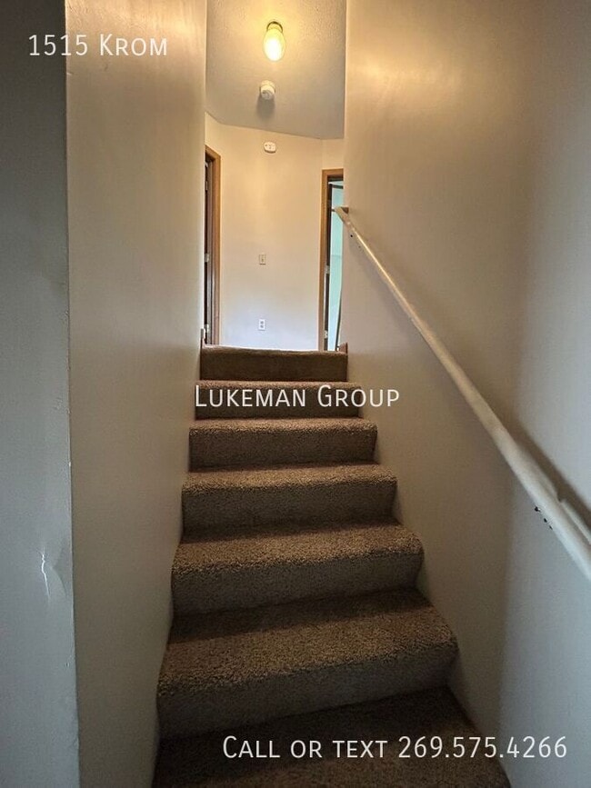 Building Photo - 1515 Krom-