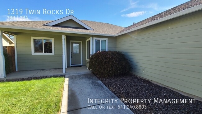 Building Photo - 1319 Twin Rocks Dr