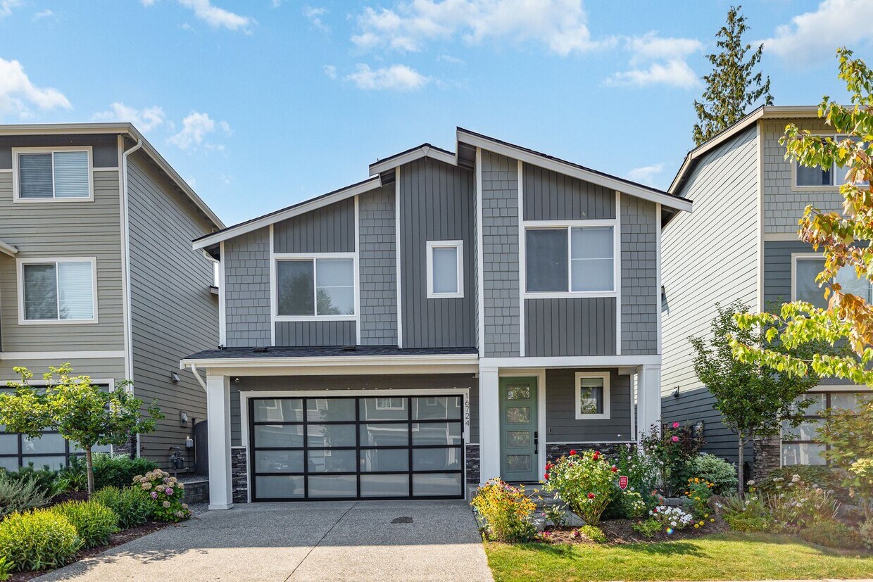 Foto principal - Modern home with 4 bed 2.5 bath available ...