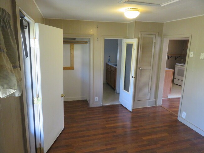 Building Photo - 108 1/2 E School St