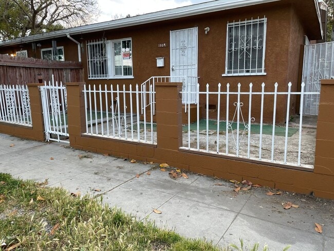Building Photo - Charming 3BR Duplex in Long Beach. Quiet n...