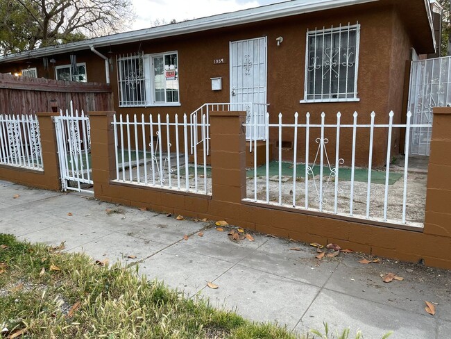 Foto del edificio - Charming 3BR Duplex in Long Beach. Quiet n...