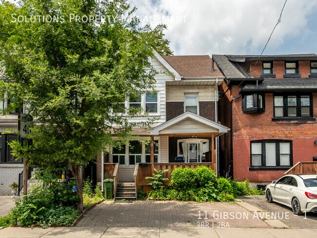Building Photo - **Beautifully updated 3 Bedroom Unit Centr...