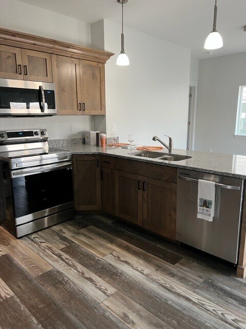 Building Photo - 275 River Cir