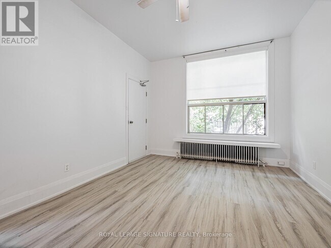 Building Photo - 1-11 Bellwoods Park