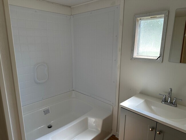 Building Photo - 5105 Estate Dr