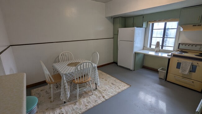 Full private kitchen - 1933 Saxton Ave