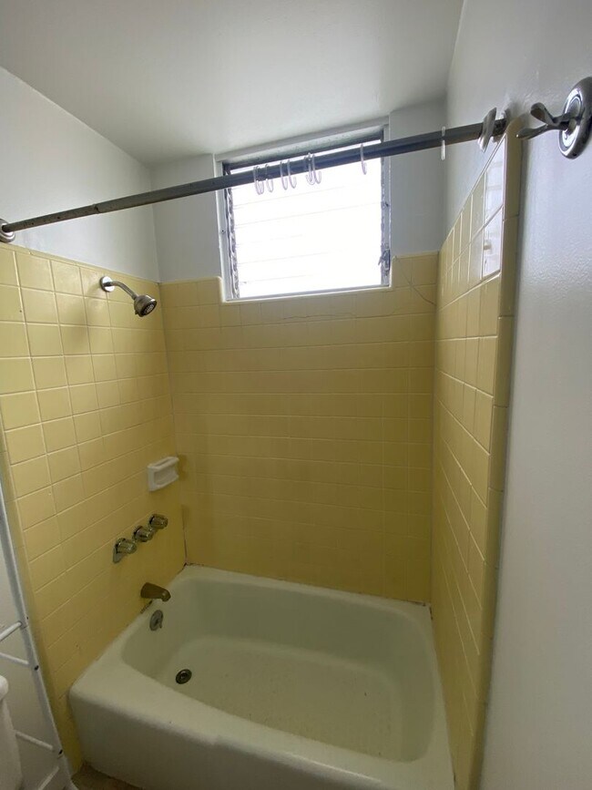 Building Photo - Convenient 1 Bedroom, 1 Bath, 1 Parking  Near Waikiki