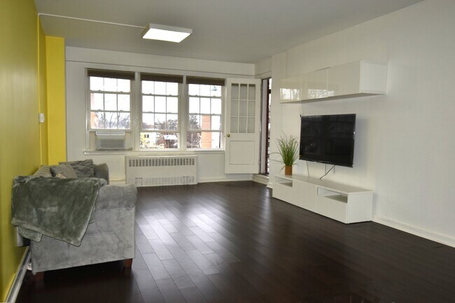 Living Room - 5 Roosevelt Pl