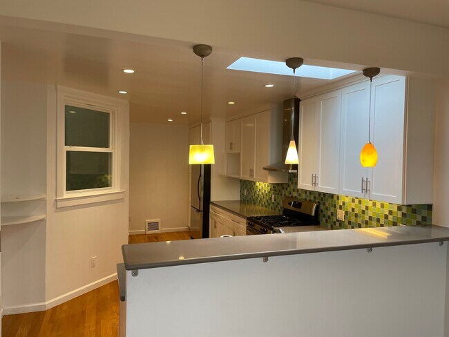 Building Photo - 570 Teresita Blvd