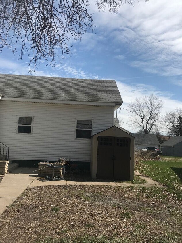 Building Photo - 2 br, 1 bath House - 105 3rd St
