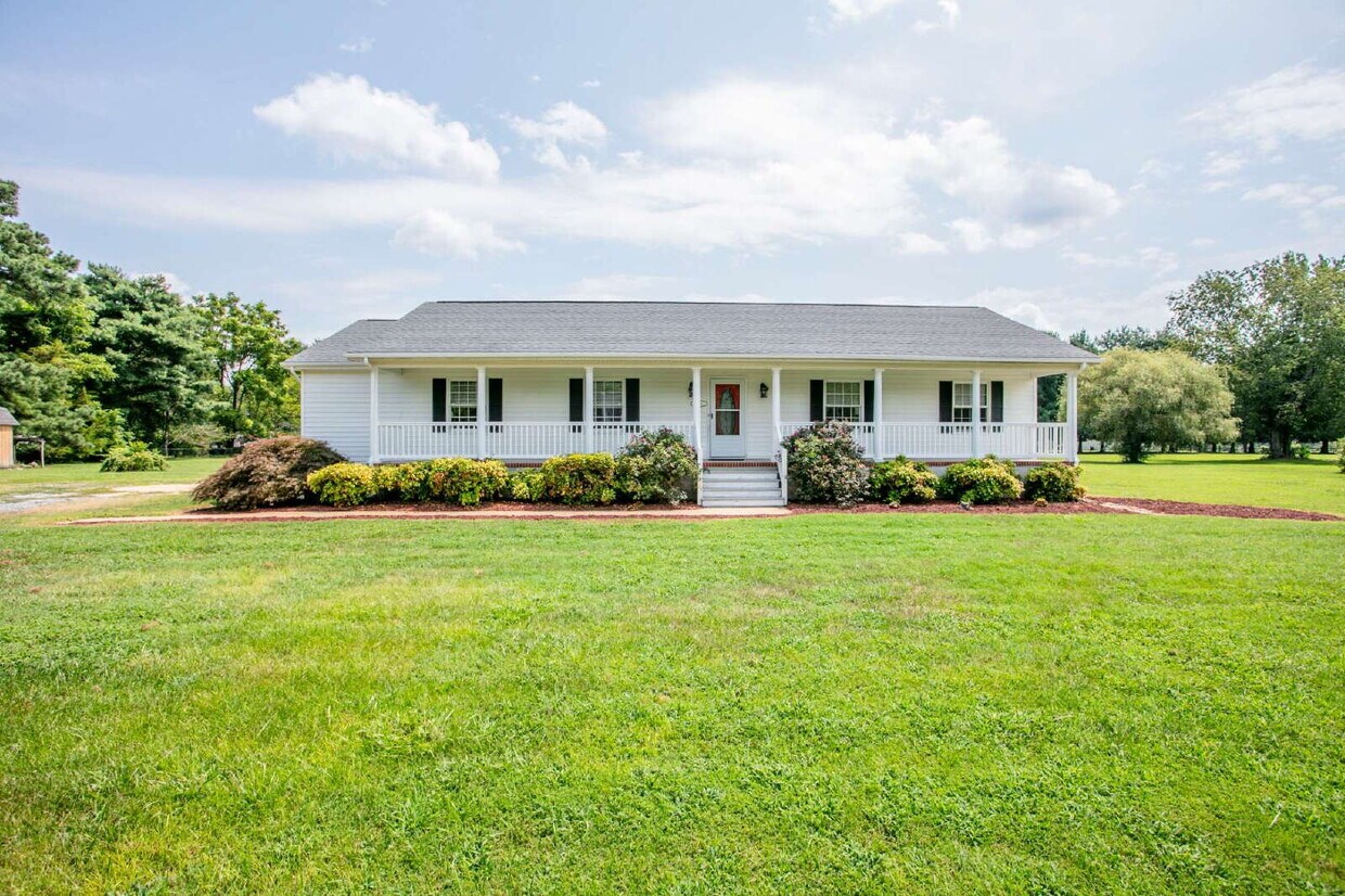 Primary Photo - Beautiful 5-Bedroom Retreat with in-ground...