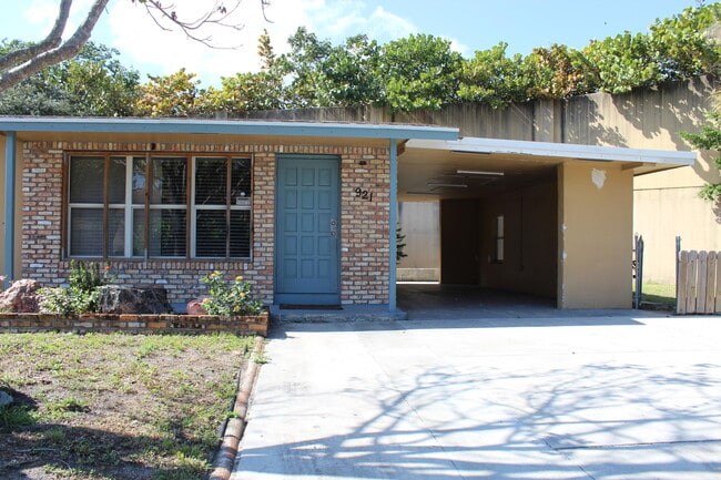 Building Photo - 921 Pine Terrace