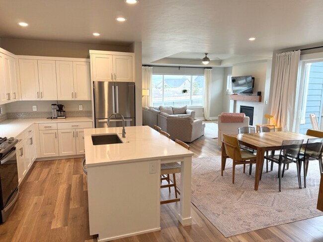 Foto del edificio - 3215 NE Boulder Crk Dr