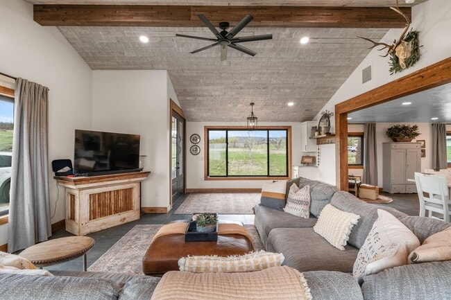Building Photo - Sedalia Oasis on 8+ Acres