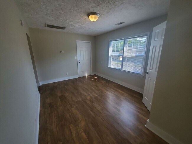 Foto del edificio - 1913-B Ft.Bragg Rd. ~ Haymount