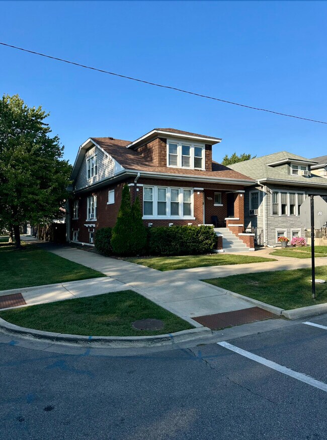 Building Photo - 5058 W Carmen Ave