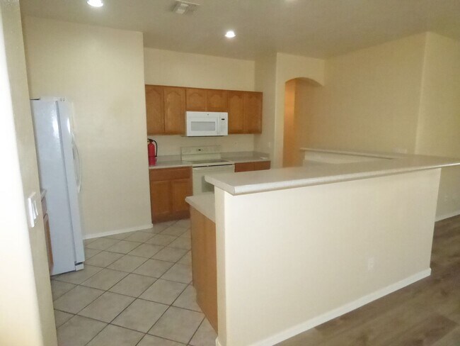 Building Photo - Location! Location! Location! 4 bedroom ha...