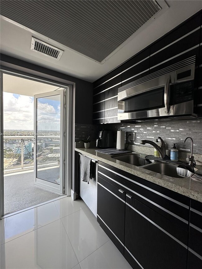 Building Photo - 2841 N Ocean Blvd