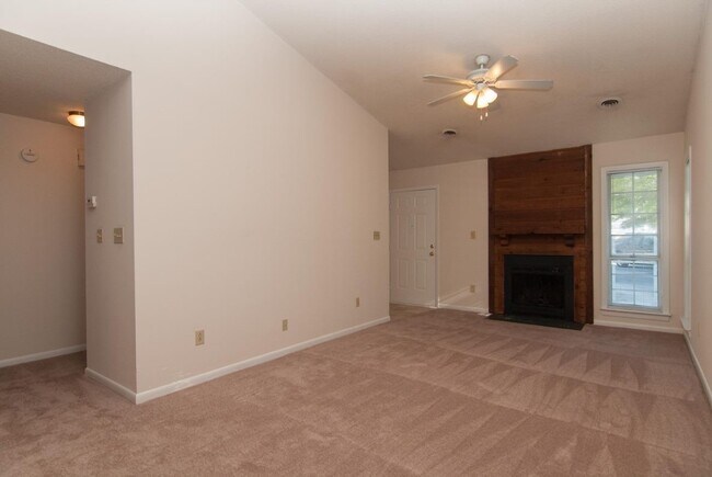 Building Photo - 812 Varsity Dr