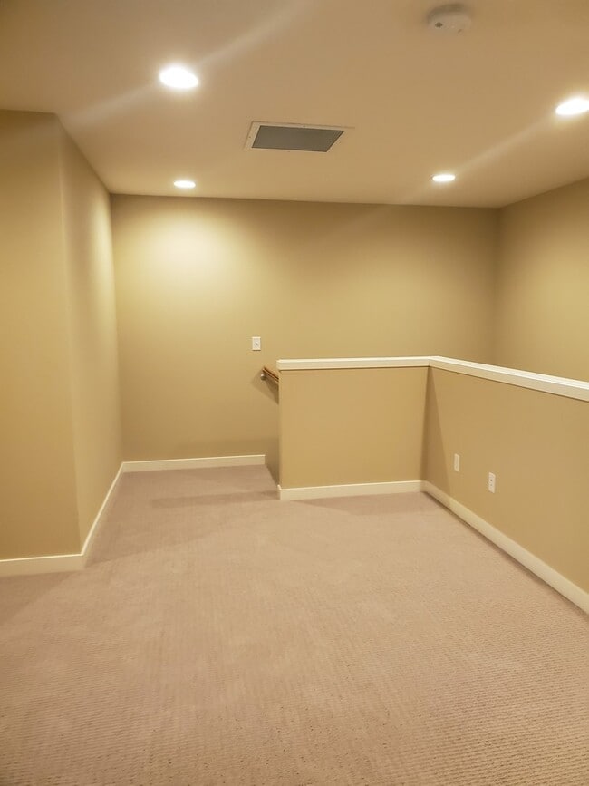 Building Photo - Beautiful townhome in perfect location!