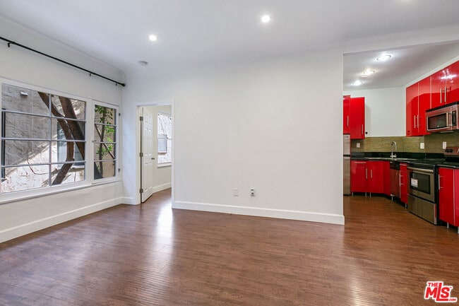 Foto del edificio - 7229 Willoughby Ave