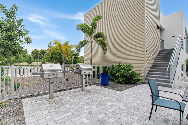 Building Photo - 1703 N Tamiami Trl