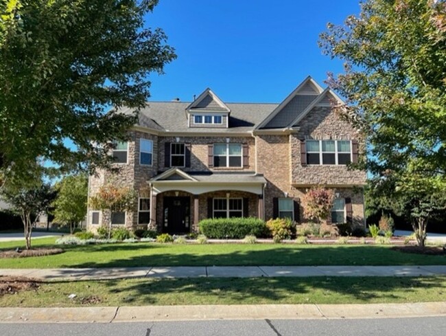 Building Photo - Luxurious Executive 4 Bedroom House!