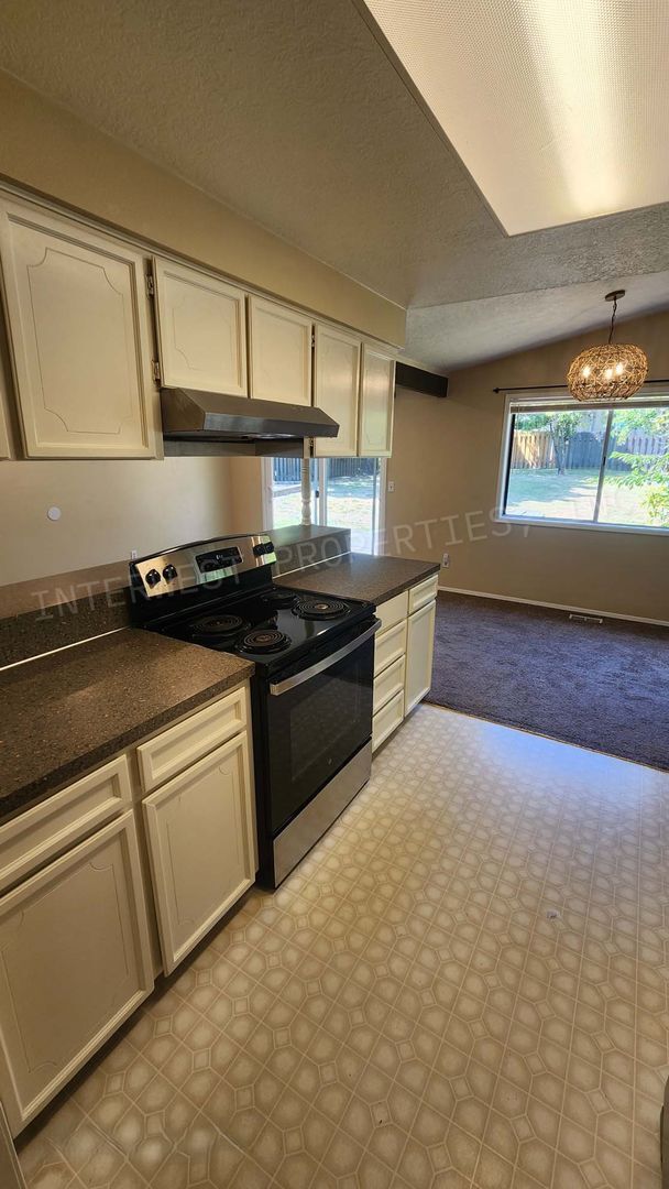 Foto del edificio - 3 bd 2 ba Ranch Style Beaverton Home with W/D in Unit, 2 Car Garage and Large Fenced Yard!