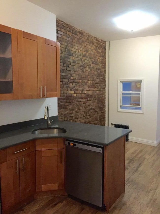 Building Photo - 553 Wilson Ave