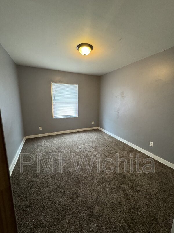 Building Photo - 824 S Water St
