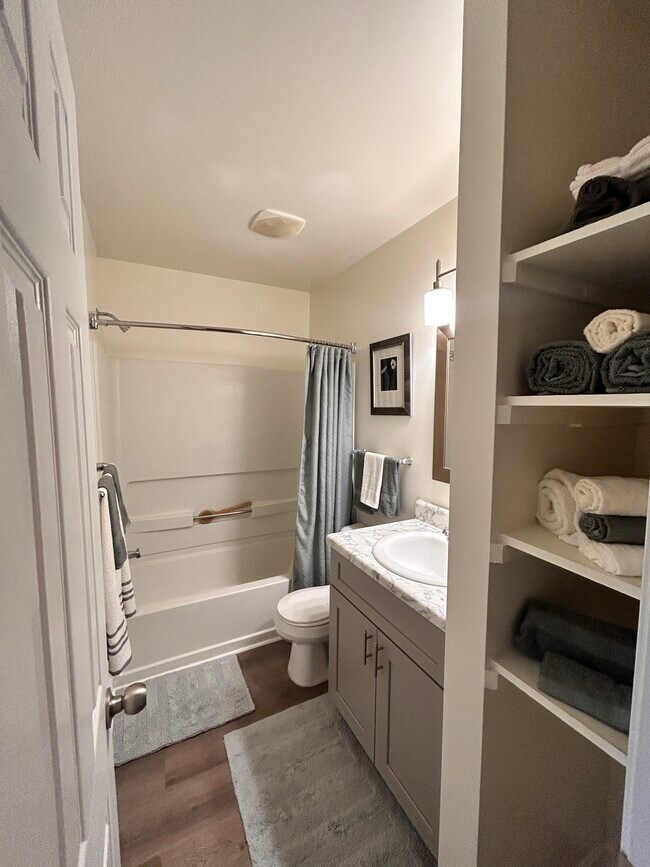 Building Photo - 1107 Fords Pointe Cir