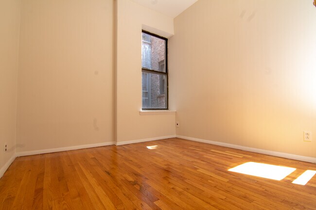 bedroom - 208 W 82nd St