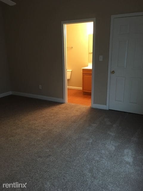 Building Photo - 3 br, 2 bath Triplex - 8616 Spring Ave Apt C