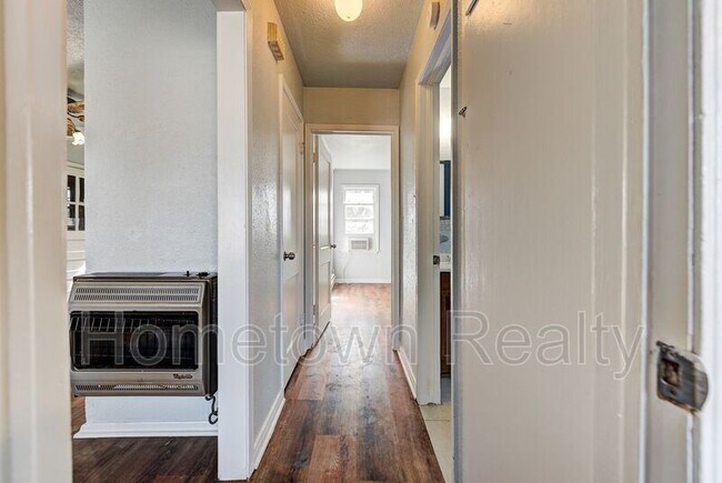 Foto del edificio - 412 Monroney Dr