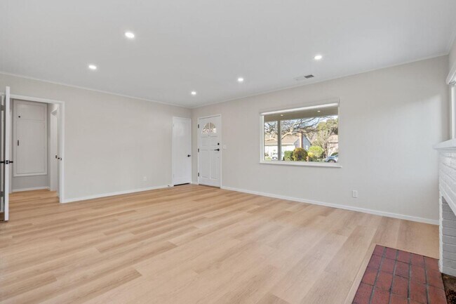 Building Photo - 2328 Santa Catalina St