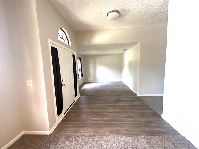 Foto del edificio - 345 Wildberry Ct