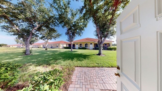 Foto del edificio - Charming 2Bed/ 2Bath in Poinciana Tuscany ...