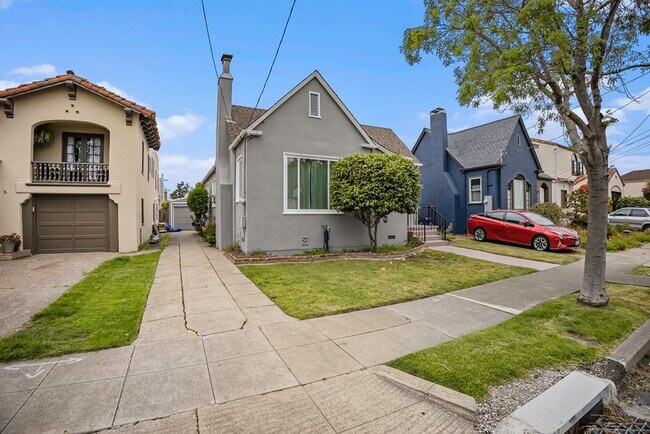 Building Photo - 919 Del Mar Ave