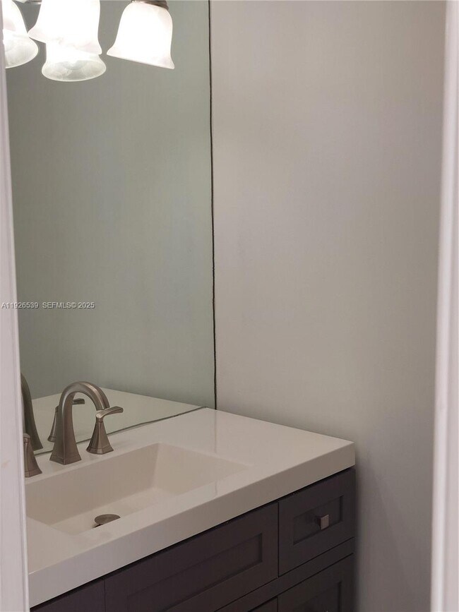 Building Photo - 255 Poinciana Island Dr