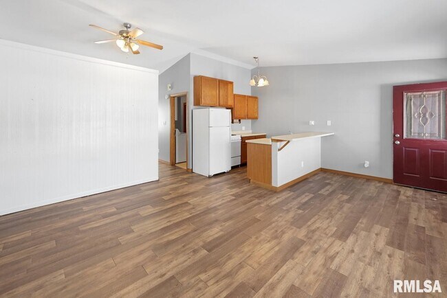 Building Photo - 103 E 2nd St