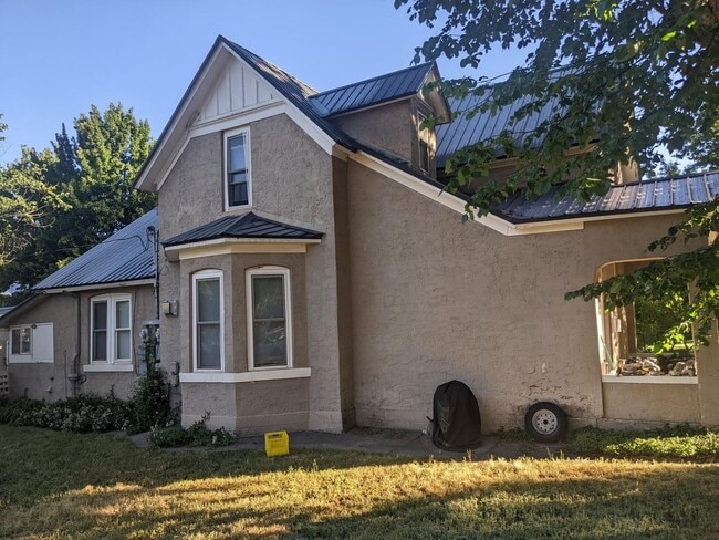 Building Photo - 835 E 6th Ave