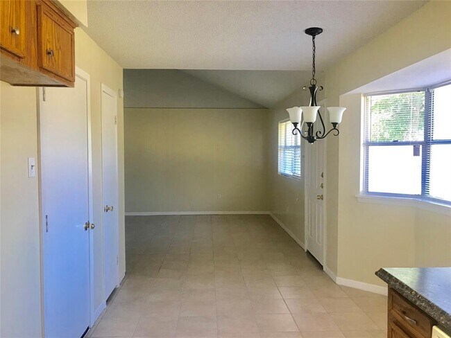 Building Photo - 10311 Mountain Park Dr