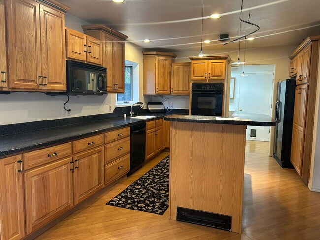 Foto del edificio - Century 21 Gold Rush - 3 bed, 2.5 bath (Fa...