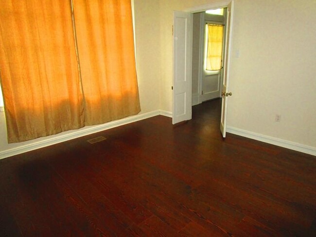 Building Photo - 506 Bell Ave
