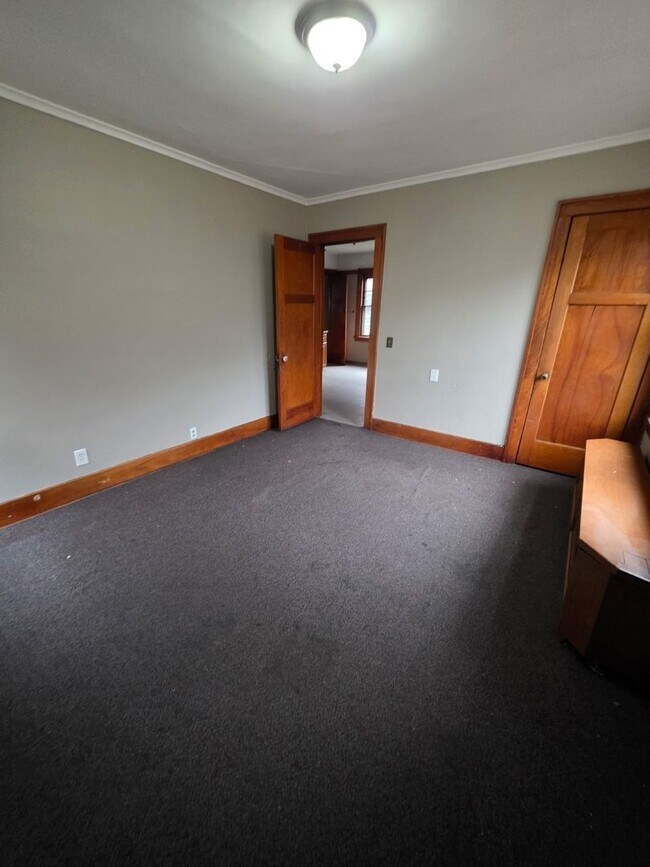 Foto del edificio - Huge 3 Bedroom Lower Duplex