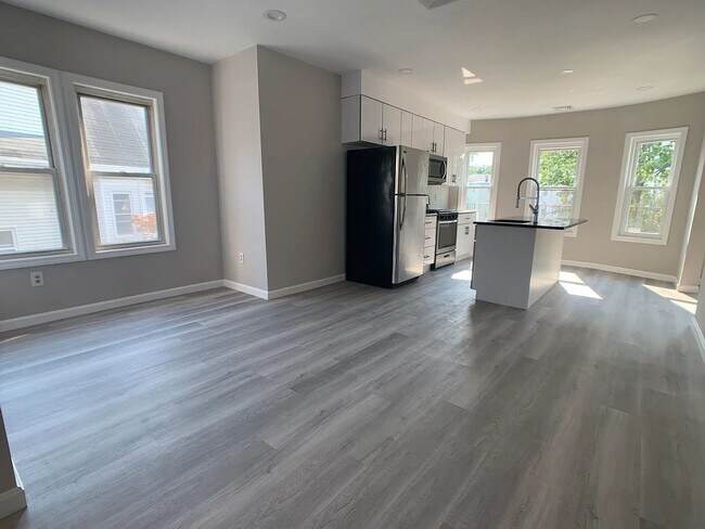 Foto del edificio - No Brokers Fee, Large Unit in Allston Central Heat/AC, In-Unit Laundry, Parking for Rent