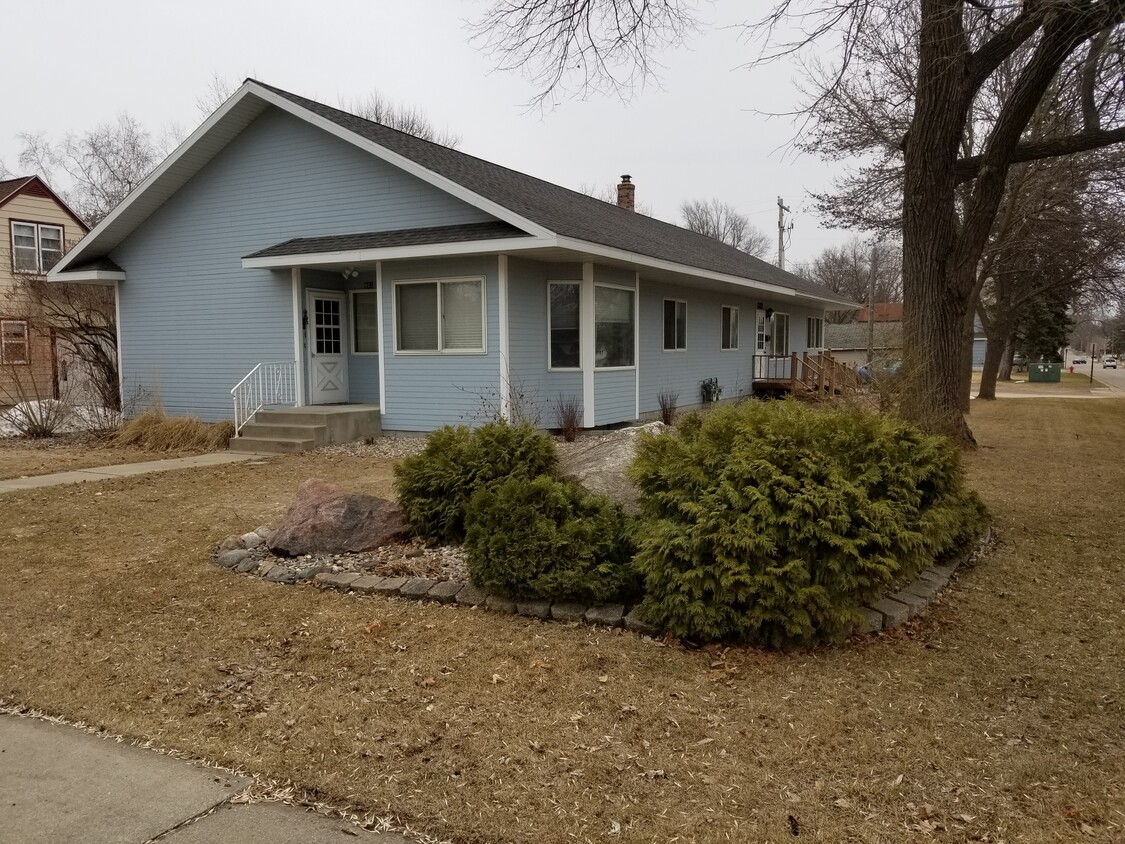 Front door and view of lawn - 923 Douglas St